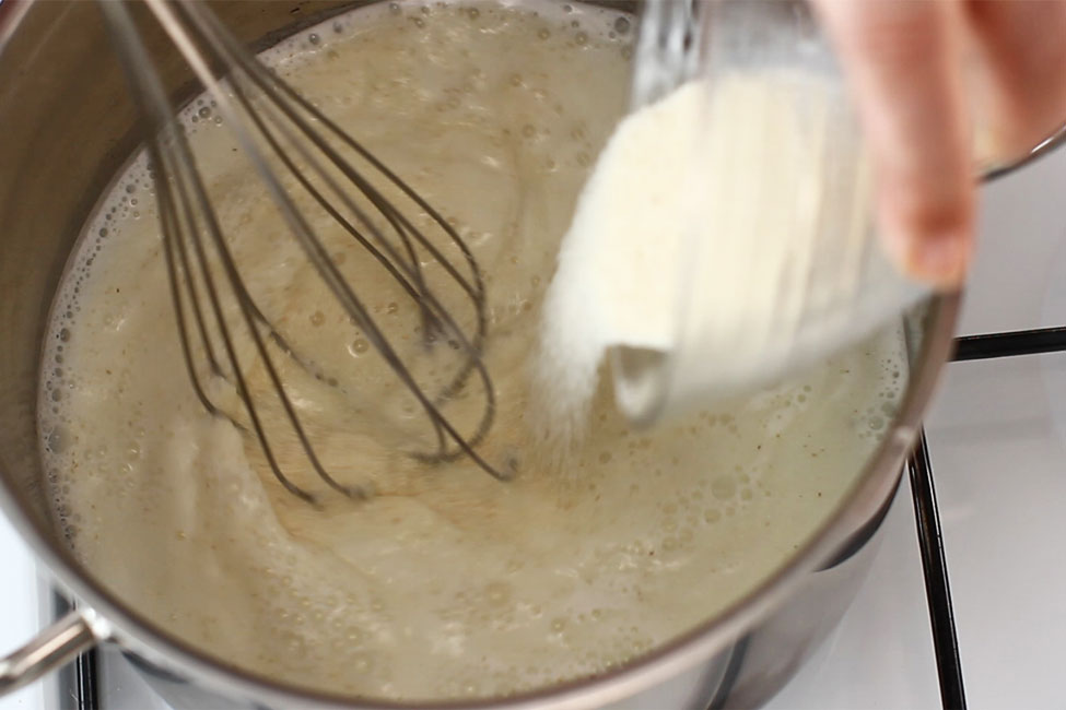 prajitura-cu-foi-cu-miere-de-albine-preparare1-crema-retetecalamamaro
