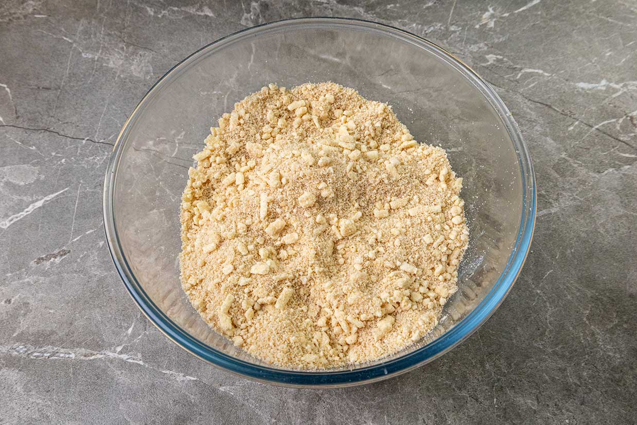 amestec de pesmet cu branza telemea si usturoi