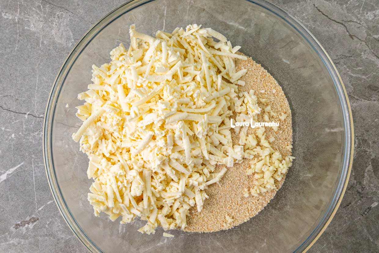 branza rasa pesmet si usturoi