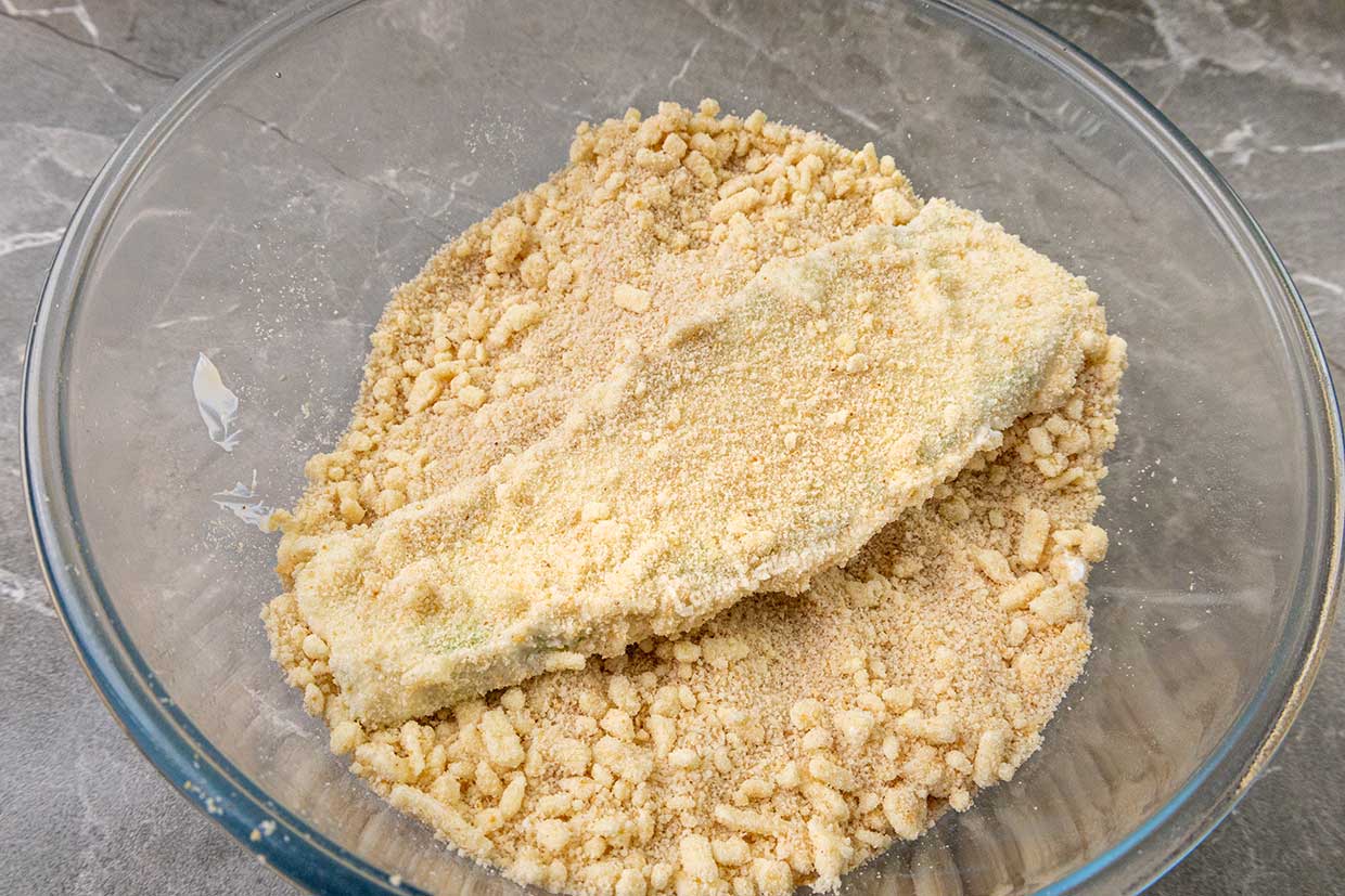 felii de dovlecei imbracate in pesmet cu telemea