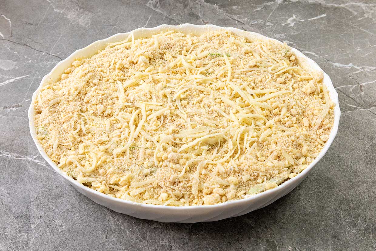 gratin de dovlecei in forma cu crusta de pesmet si cascaval