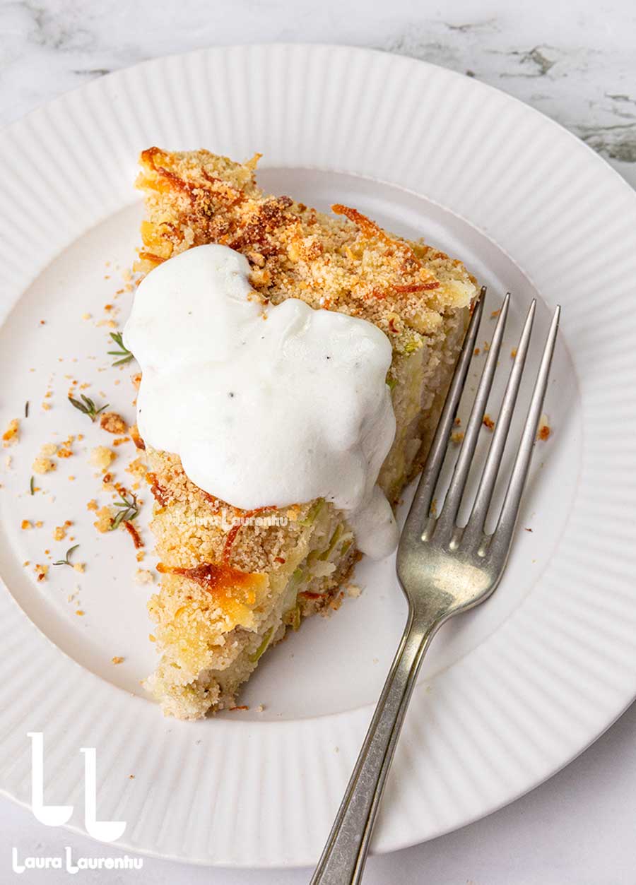 portie de gratin de dovlecei servit cu sos de iaurt cu usturoi