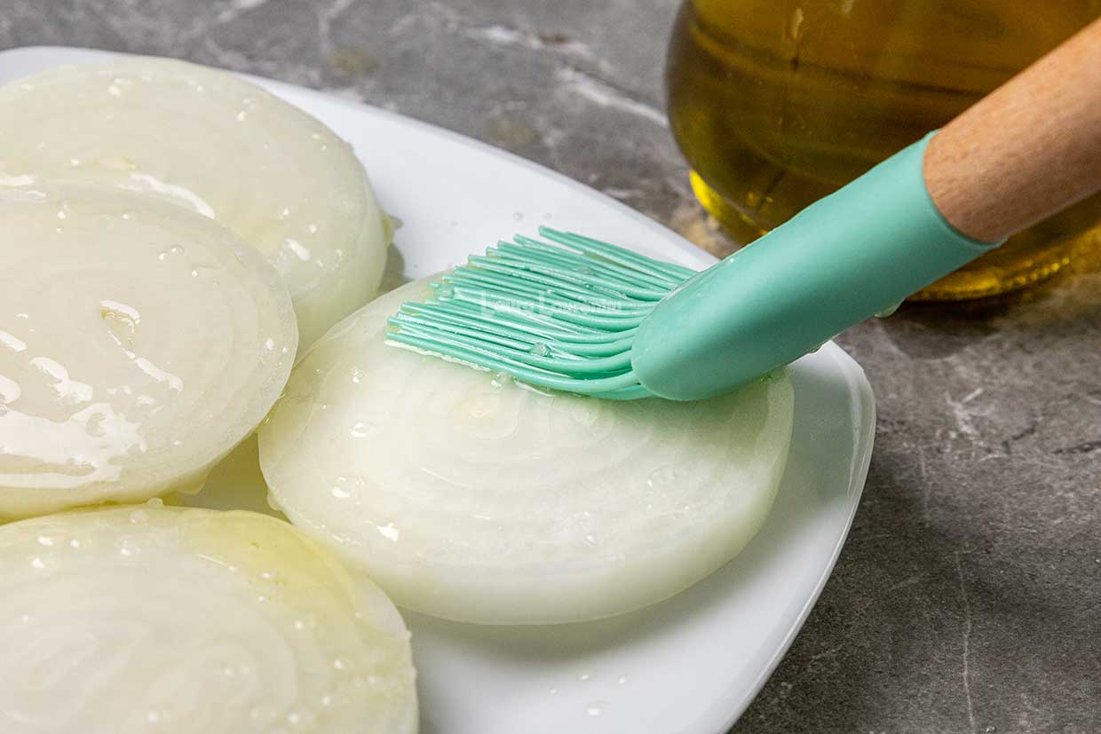 felii de ceapa pregatite pentru grill