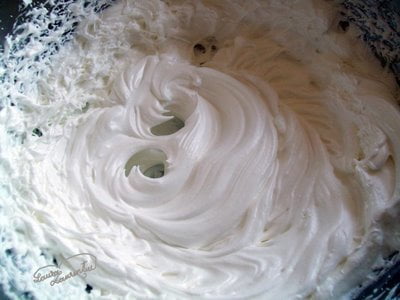 Preparare Tort cu zmeura si iaurt -Fluturi albi in zmeuris- 12