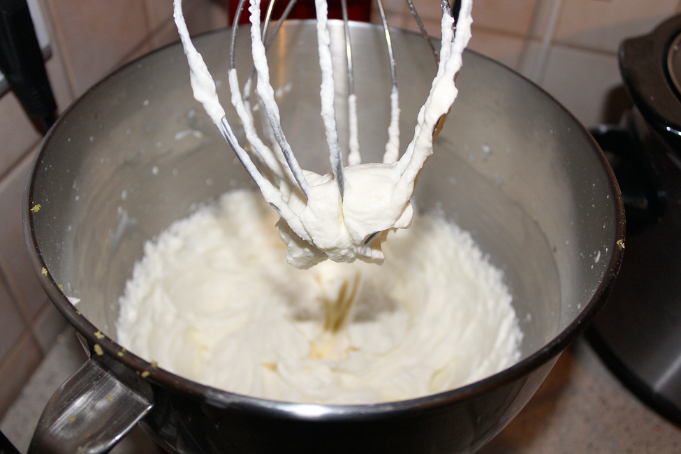 reteta prajitura cu caise si mascarpone preparare crema de mascarpone cu frisca