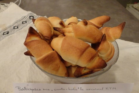 Cornuri din aluat cu iaurt, dospit la rece by Sanda Botis