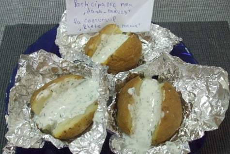 Cartofi copti in staniol, cu sos de iaurt by dana_radu23