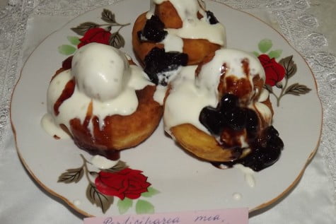 Papanasi cu dulceata si smantana by Ludmila