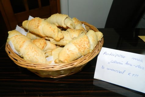 Cornuri din aluat cu iaurt, dospit la rece by aryana