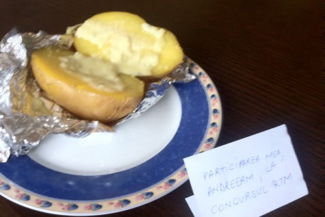 Cartofi copti in staniol, cu sos de iaurt by andreeam