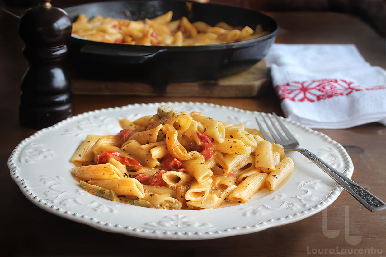 paste cu sos de ardei copti reteta penne cu sos de ardei copti si smantana reteta