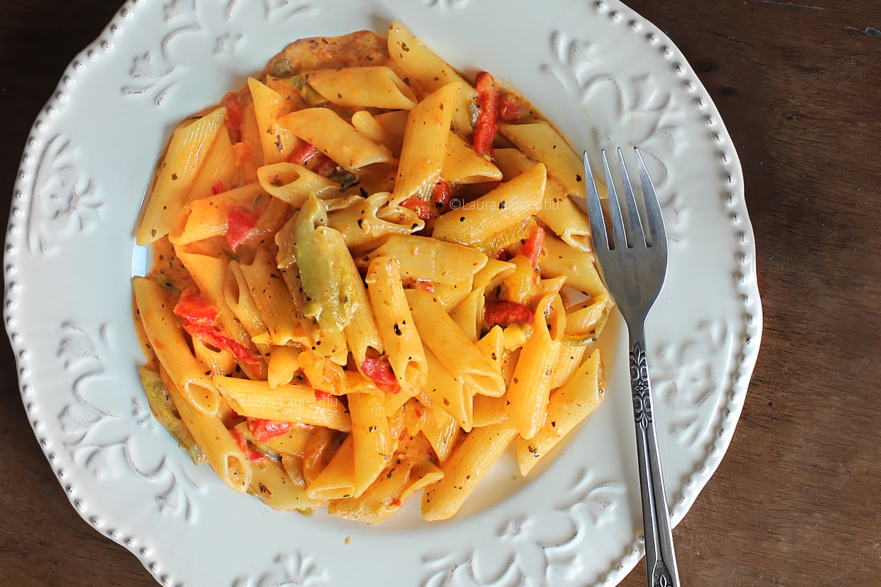 paste cu sos de ardei copti prim plan