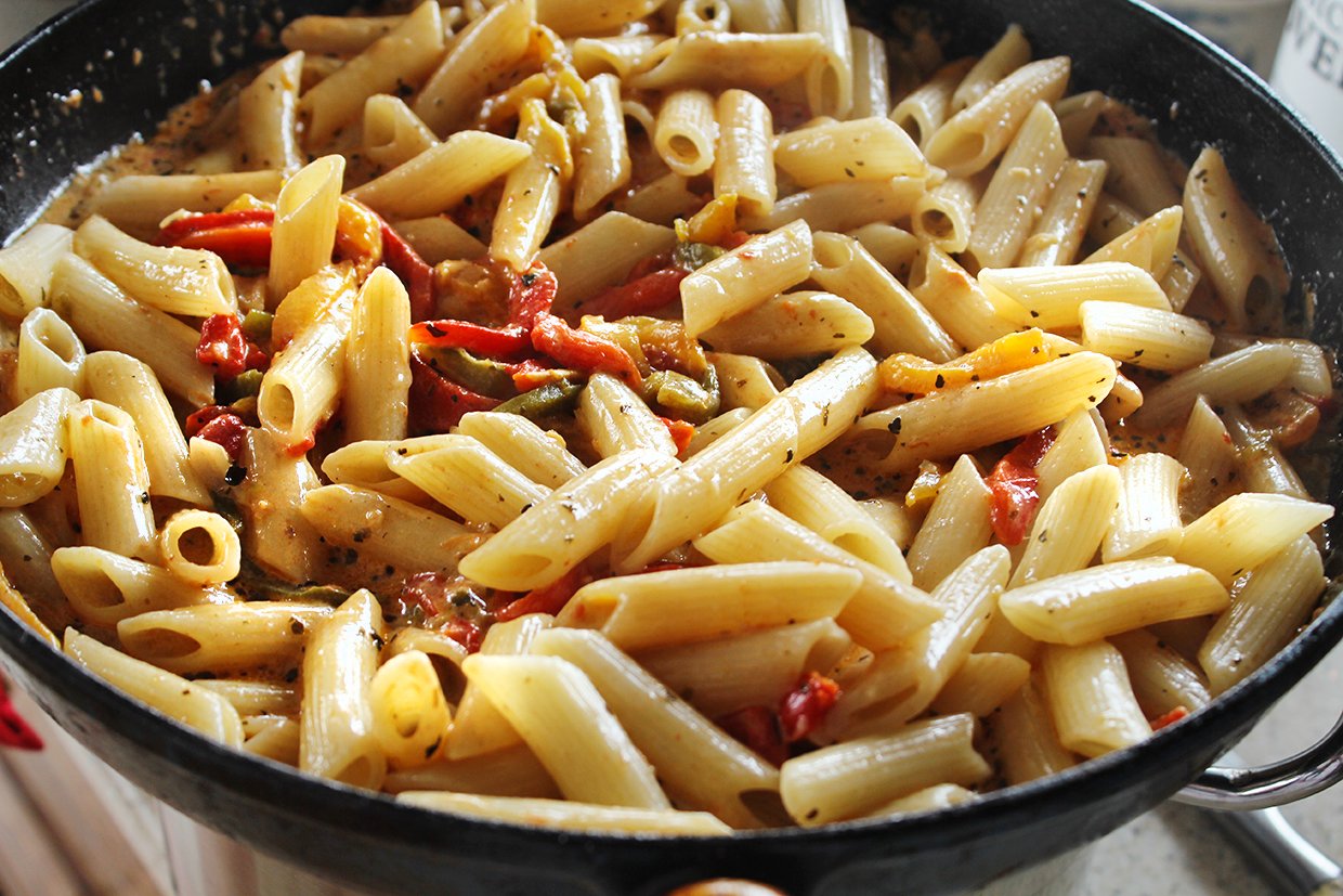 pastele in sosul de ardei copti