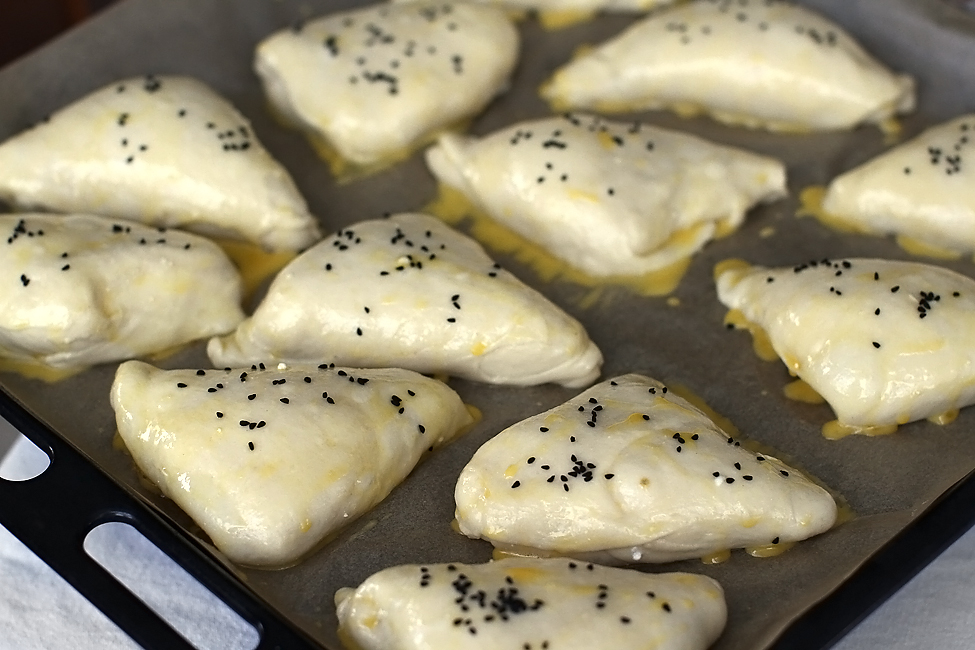 Preparare Trigoane cu brânză sărată - plăcinte cu brânză în formă de triunghi 8