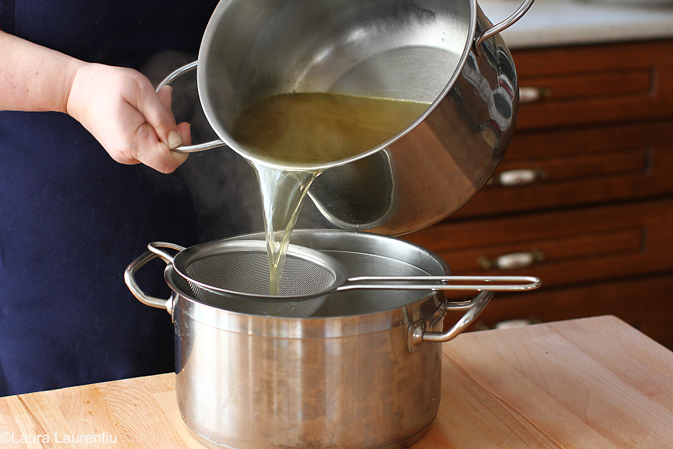 preparare supa de pui cu galuste - strecurare1