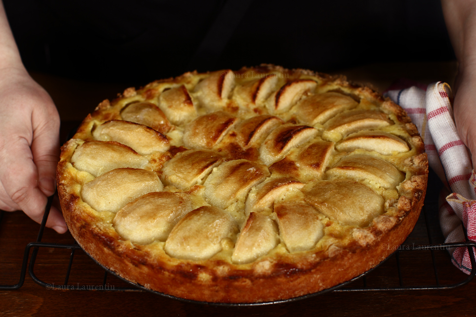 tarta cu mere normanda proaspat scoasa din cuptor - retetecalamamaro