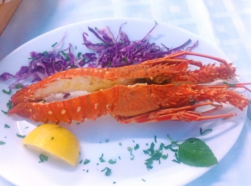 mancarea in Grecia - lobster a la tzitzikas