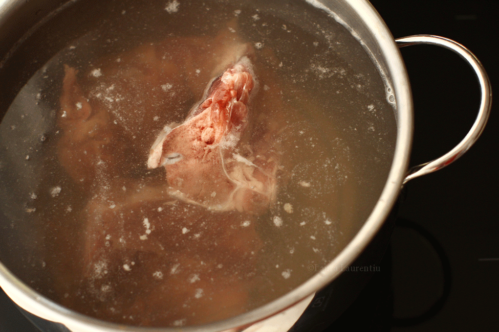 preparare-ciorba-cu-oase-de-porc-si-conopida-pasul-1
