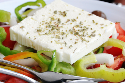 Salata grecească – rețetă răcoritoare pentru zile fierbinți