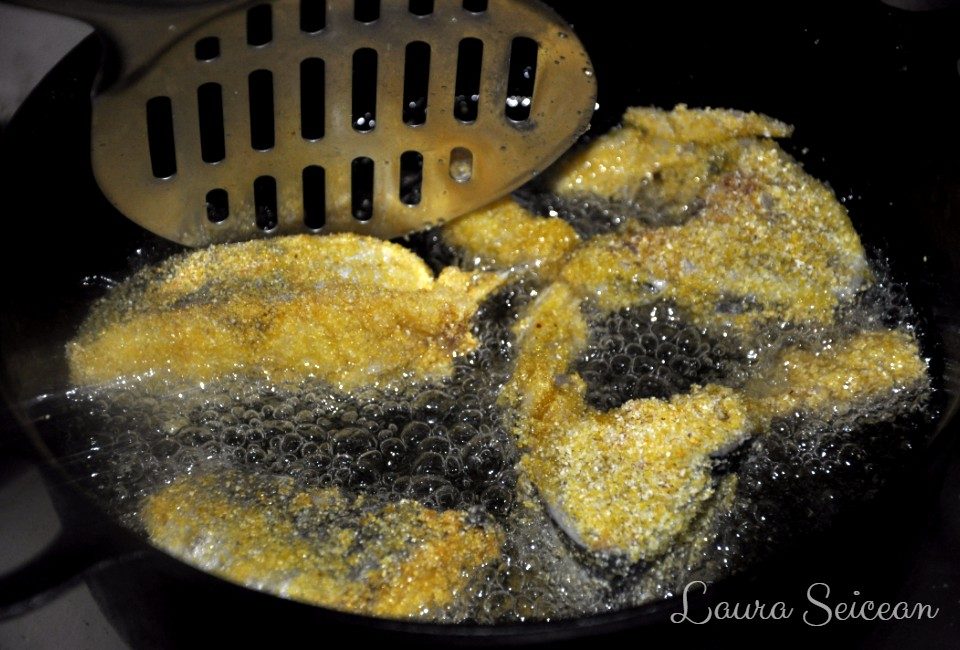 pește prăjit în crustă de mălai cu mămăligă și mujdei-preparare4