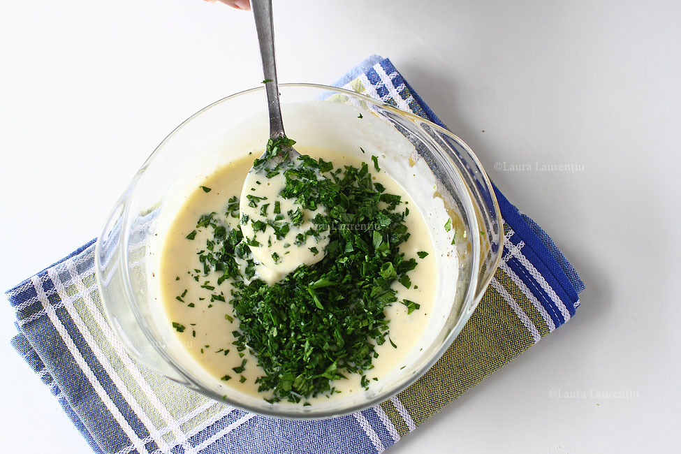salata-de-ciuperci-cu-maioneza-si-usturoi-pregatirea-dressingului-cu-maioneza-iaurt-si-verdeata