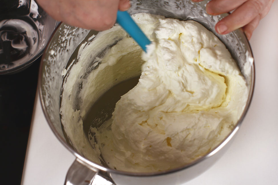 amestecare crema cu frisca batuta