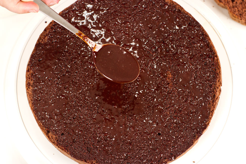 tort-padurea-neagra-cu-ciocolata-si-visine-reteta-cu-poze-asamblarea-tortului-insiropare-cu-sirop-de-ciocolata