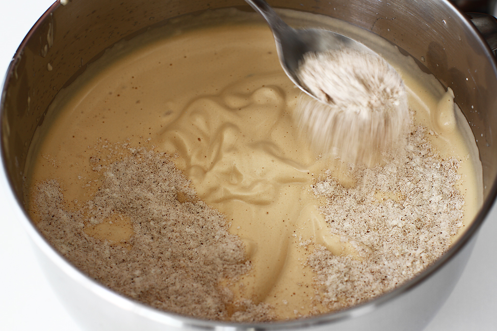 blat de tort cu caramel blat de tort cu zahar ars reteta mod de preparare adaugare faina la ouale batute cu sirop de zahar ars