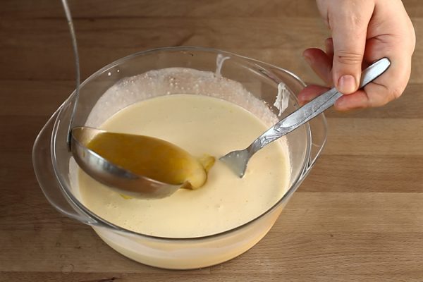 diluare galbenusuri cu iaurt cu supa fierbinte pentru ciorba turceasca de miel