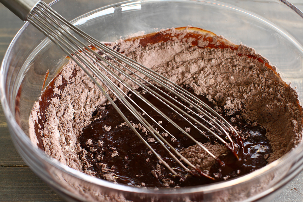 blat de tort umed cu ciocolata reteta pas cu pas adaugare ingrediente uscate peste compozitia cu ciocolata