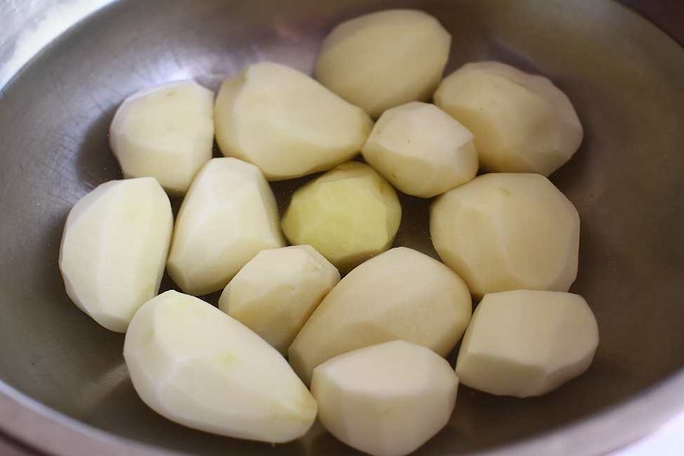cartofi noi cu marar si unt reteta pas cu pas mod de preparare cartofi curatati
