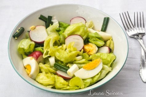 Salată verde cu ridichi și ouă fierte
