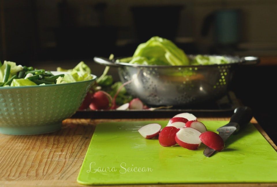salată verde cu ridichi roșii și ouă fierte