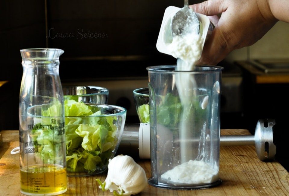 preparare dressing iaurt pentru salata verde