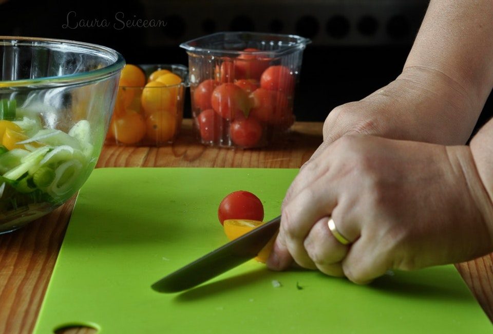 Preparare Salată de roșii cu castraveți 6