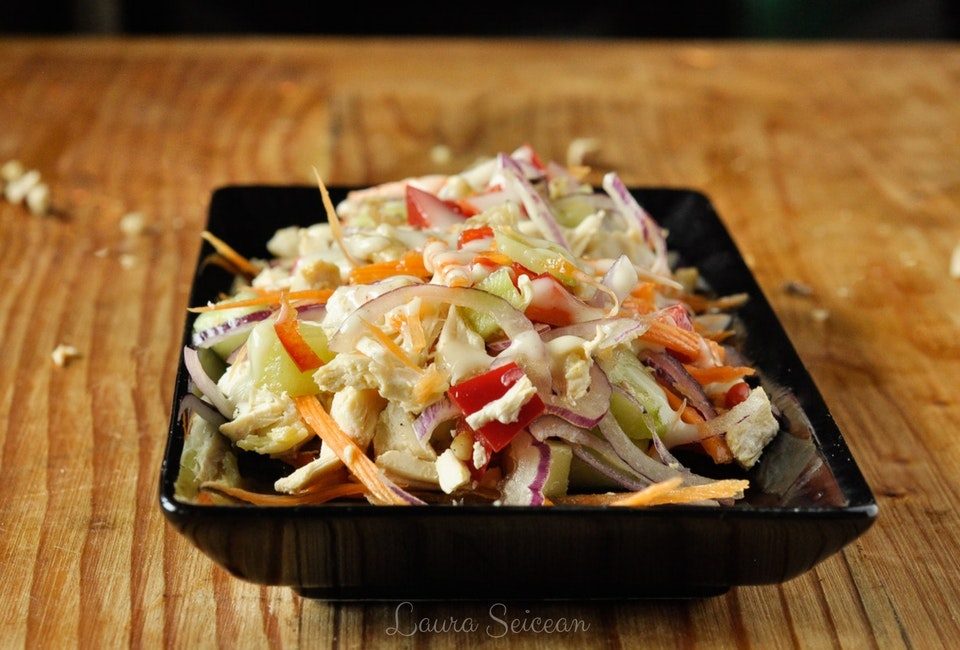 Salată cu piept de pui și legume