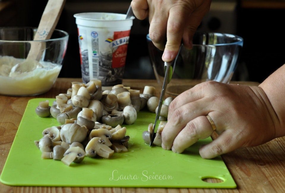 Preparare Salată de ciuperci cu smântână și usturoi 3