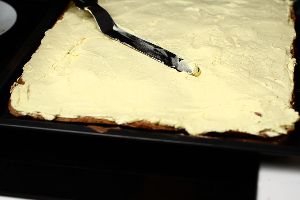 asamblare tort aniversar crema aparel cu cointreau peste blat cu bezea si nuca