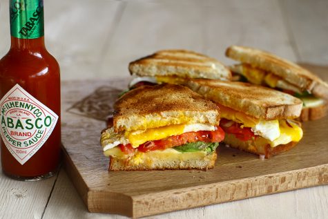 Rețetă pentru mic dejun – sandwich cald cu brânză, ou și avocado
