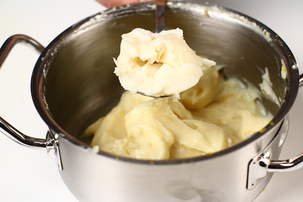 preparare crema de gris cu lapte de migdale si unt de cocos pentru prajitura cu bulion de post