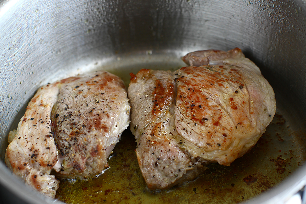 rumenire medalioane de porc pentru friptura inabusita de porc cu ceapa si mustar