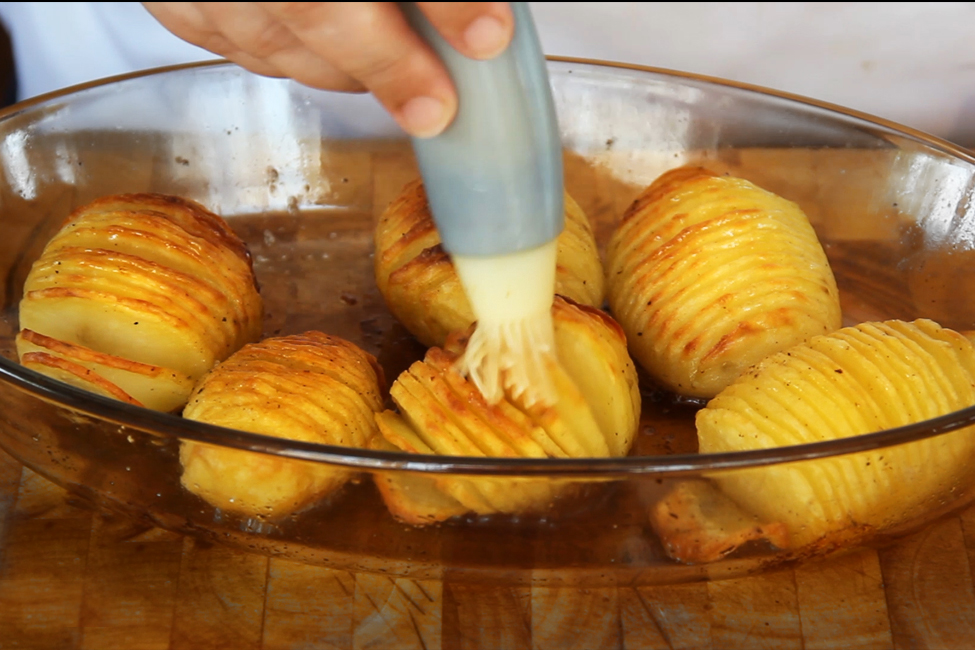 preparare acordeoane din cartofi cu unt la cuptor reteta cartofi hasselback reteta cartofi acordeon