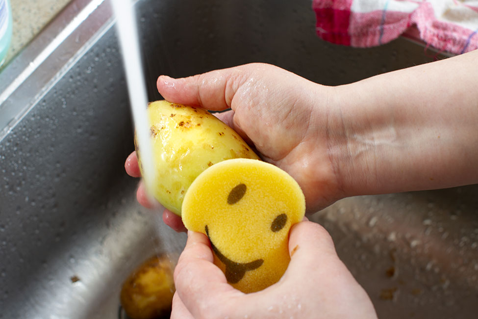 cum se curata cartofii noi