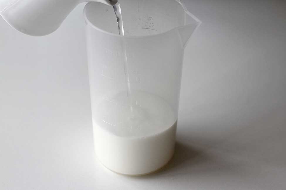 masurare lapte si apa pentru aluaturi