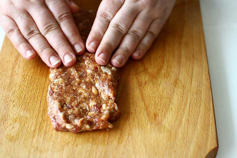 modelare carne de mici pentru mitch sandwich