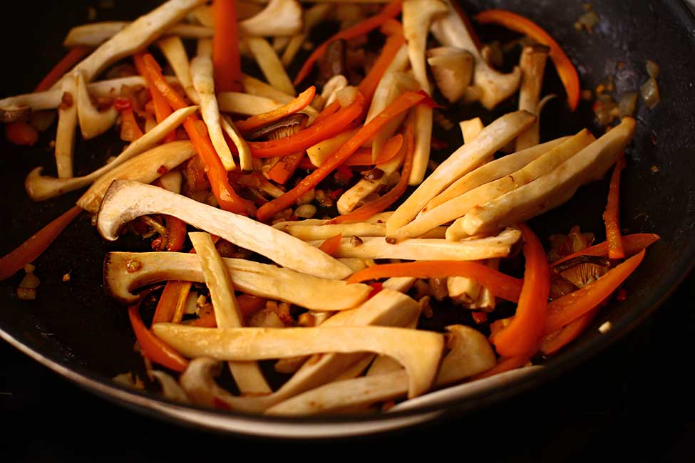 adaugare ciuperci in wok