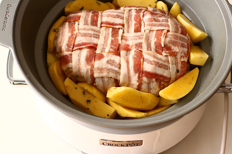rulada de carne tocata in bacon cu cartofi cu rozmarin gatirea la slow cooker