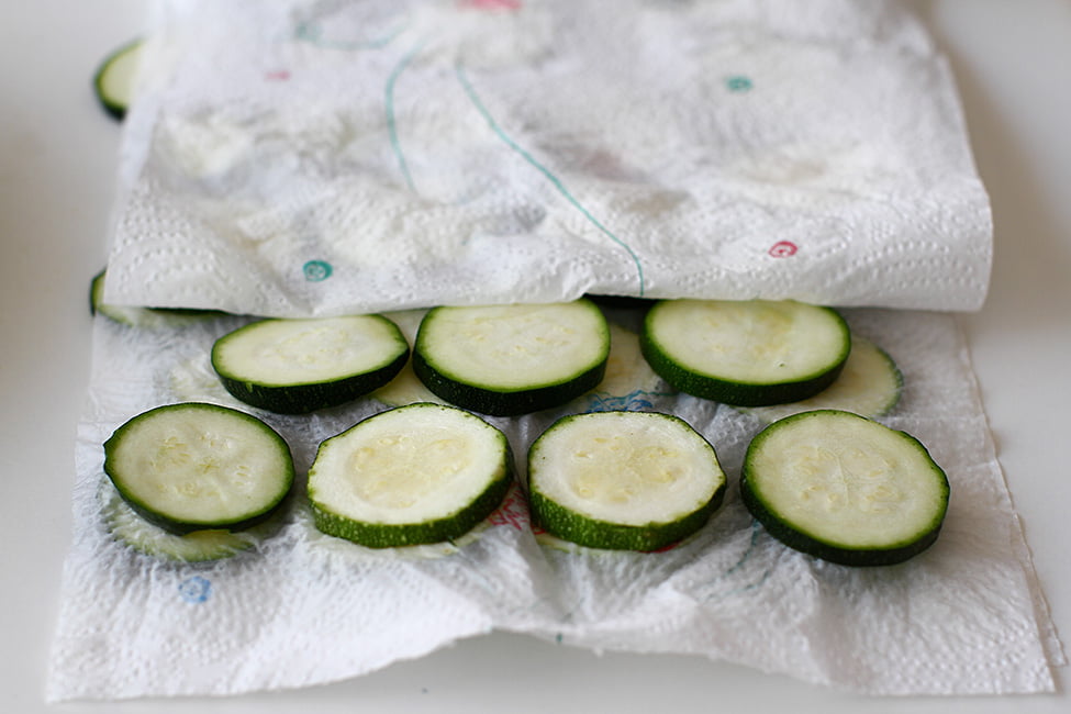 zvantare zucchini cu servete de hartie de bucatarie