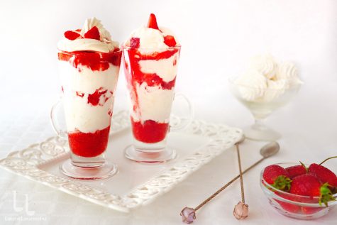 Eton mess – rețetă clasică de desert cu căpșuni și bezea