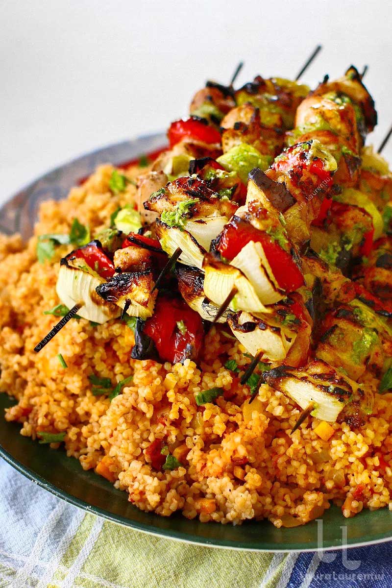 reteta de frigarui de pui cu legume in stil mediteranean frigarui de pui cu legume servite cu pilaf de bulgur